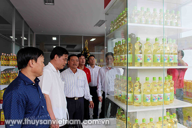 Ảnh 2: Bộ trưởng Nguyễn Xuân Cường (thứ 2, bên trái) tham quan showroom trưng bày dầu ăn cao cấp Ranee